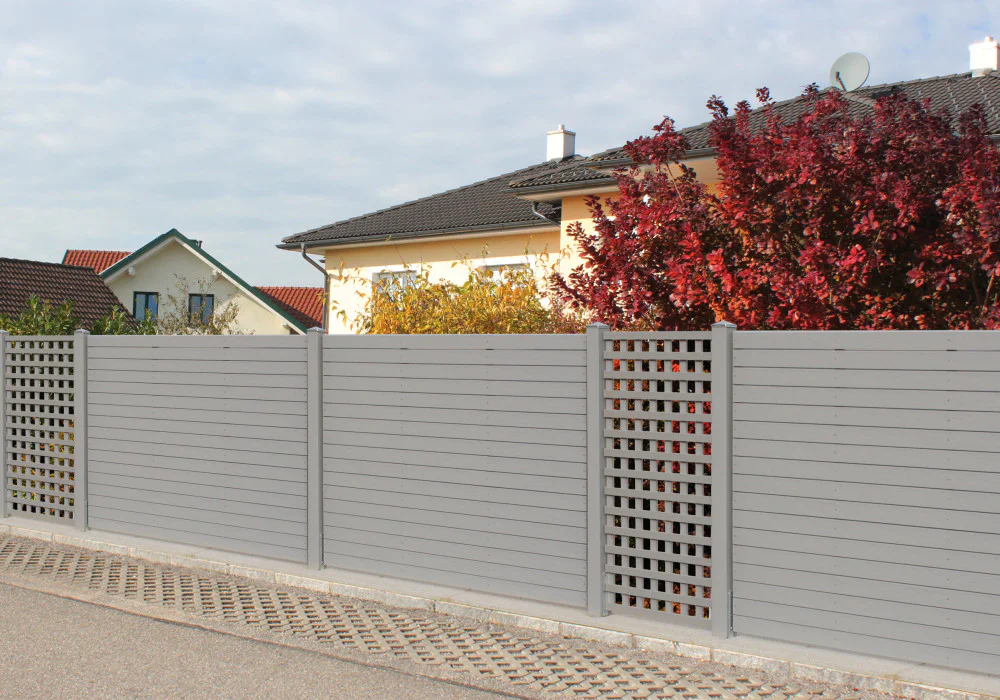 Sichtschutzzaun in Kombination mit Gitter