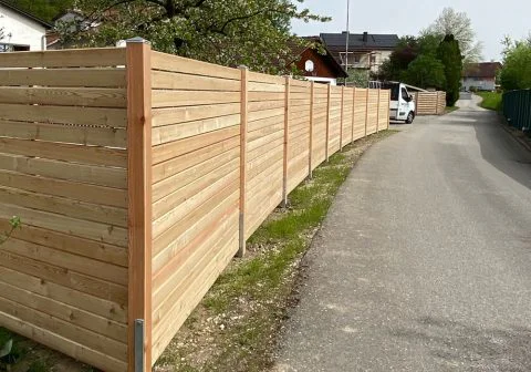 Sichtschutz waagrecht, gewölbt dem Straßenverlauf folgend, 5 mm Durchsicht