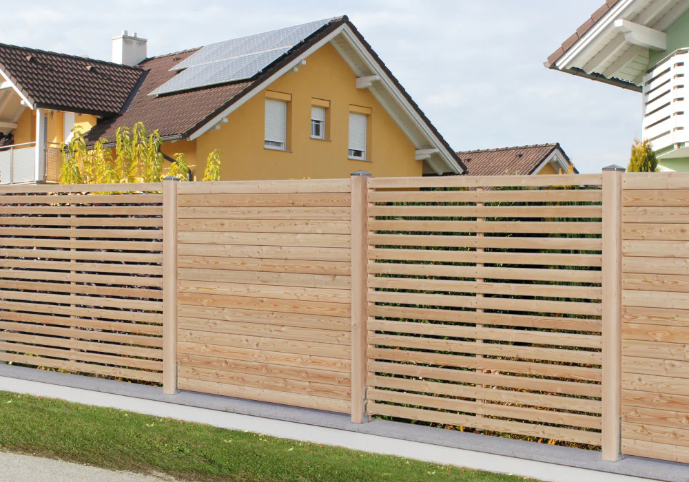 Sichtschutzzaun aus Holz kombiniert aus verschiedenen Elementen