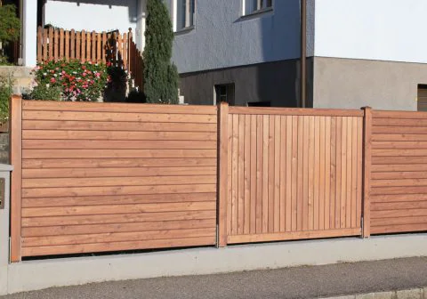 Sichtschutzzaun waagrecht mit lasierter Oberfläche