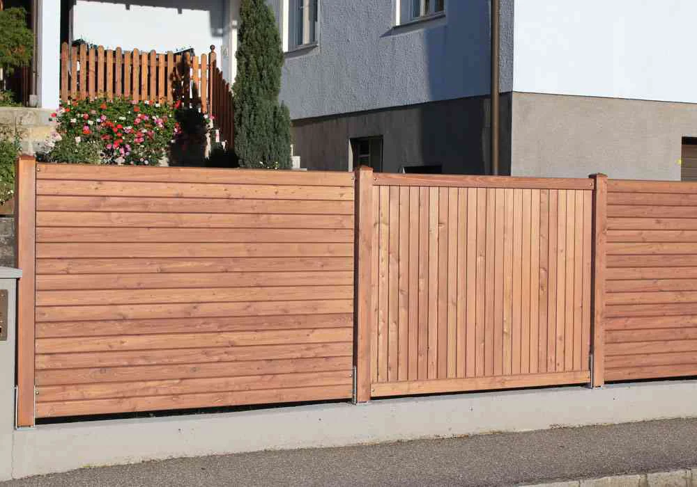 Sichtschutzzaun waagrecht mit lasierter Oberfläche