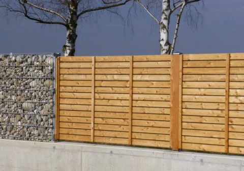 Sichtschutzzaun mit waagrechter Lattung