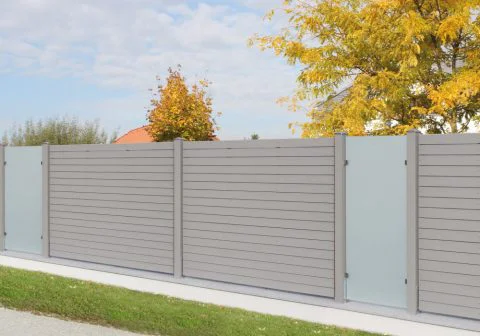 Sichtschutzzaun in Kombination mit Glas