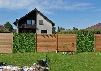 Sichtschutz waagrecht mit Punktfundamenten