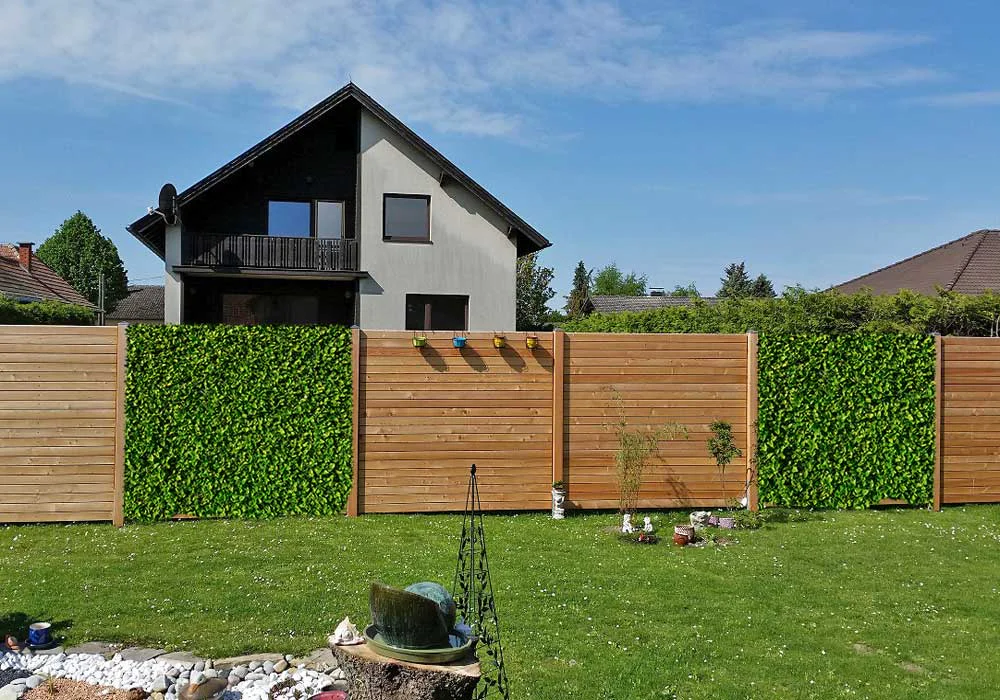 Sichtschutz waagrecht mit Punktfundamenten