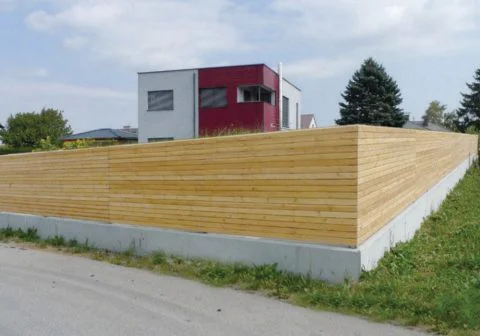 Sichtschutzzaun waagrecht durchgehend montiert