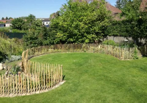 Geschwungene Abgrenzung zu Gemüsegarten