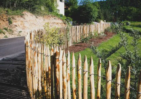 Staketenzaun angepasst an Wegverlauf