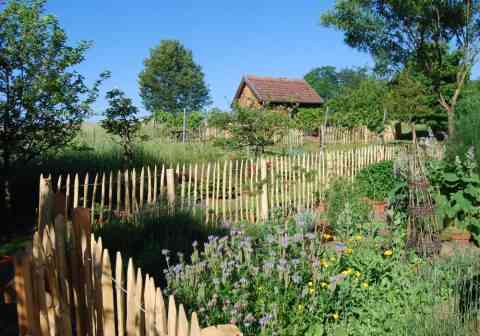 Luftige Gartenabrenzung aus Staketenzaun