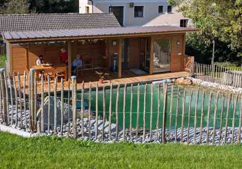 Staketenzaun als Poolumrandung