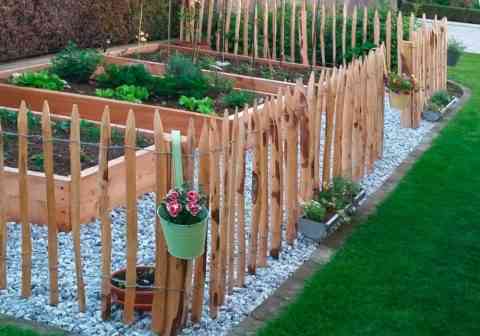 Staketenzaun als Abgrenzung zum Gemüsegarten