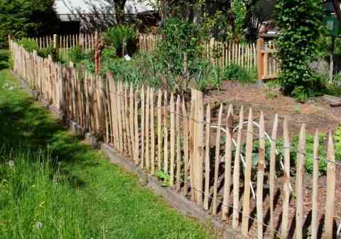 Staketenzaun als Abgrenzung zum Gemüsegarten