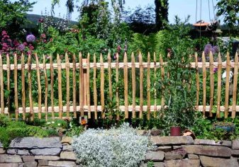 Formschöner Staketenzaun im Blumengarten