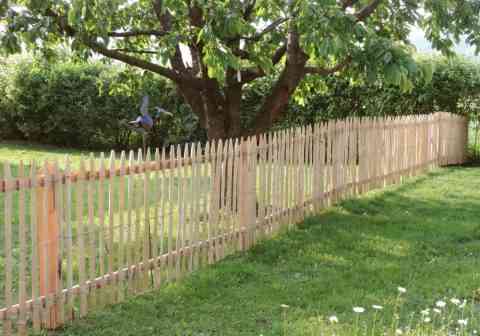 Luftige Grundstücksabgrenzung mit Staketenzaun