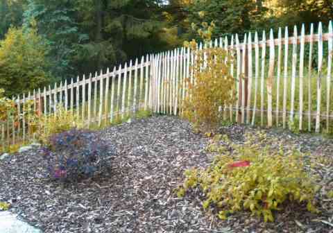 Staketenzaun aus Kastanienholz