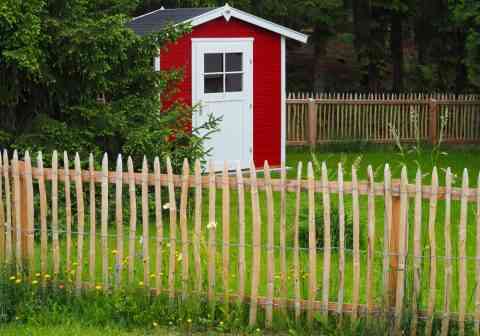 Staketenzaun auf Querriegel montiert