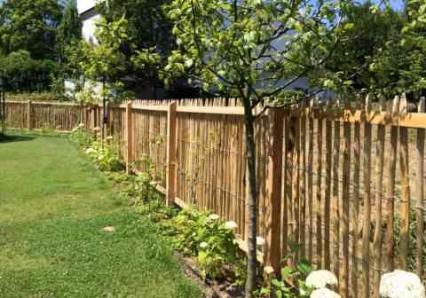 Formschöne Abgrenzung mit Staketenzaun