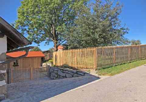 Staketenzaun auf Querriegel montiert