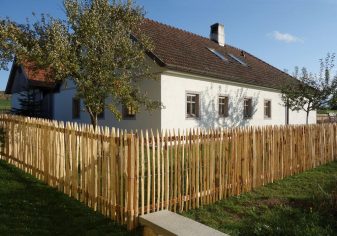 Staketenzaun auf Querriegel montiert