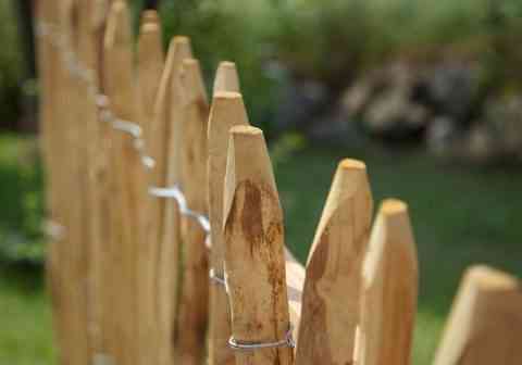 Staketen aus Kastanienholz, oben gespitzt