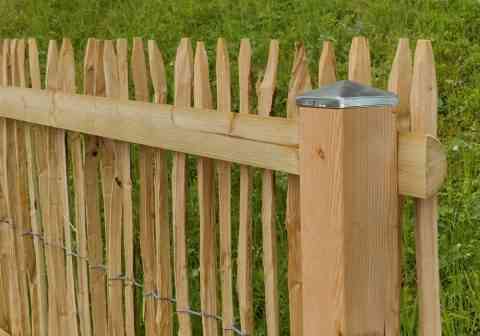 Staketenzaun mit Querriegel