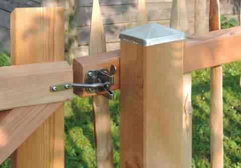 Tür innenaufgehend, links angeschlagen - Detail Gartentürverschluss