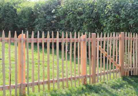 Zaun und Tür im gleichen Design mit Staketenzaun