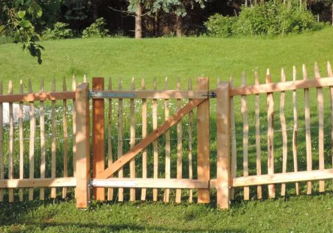 Tor passend zu Staketenzaun