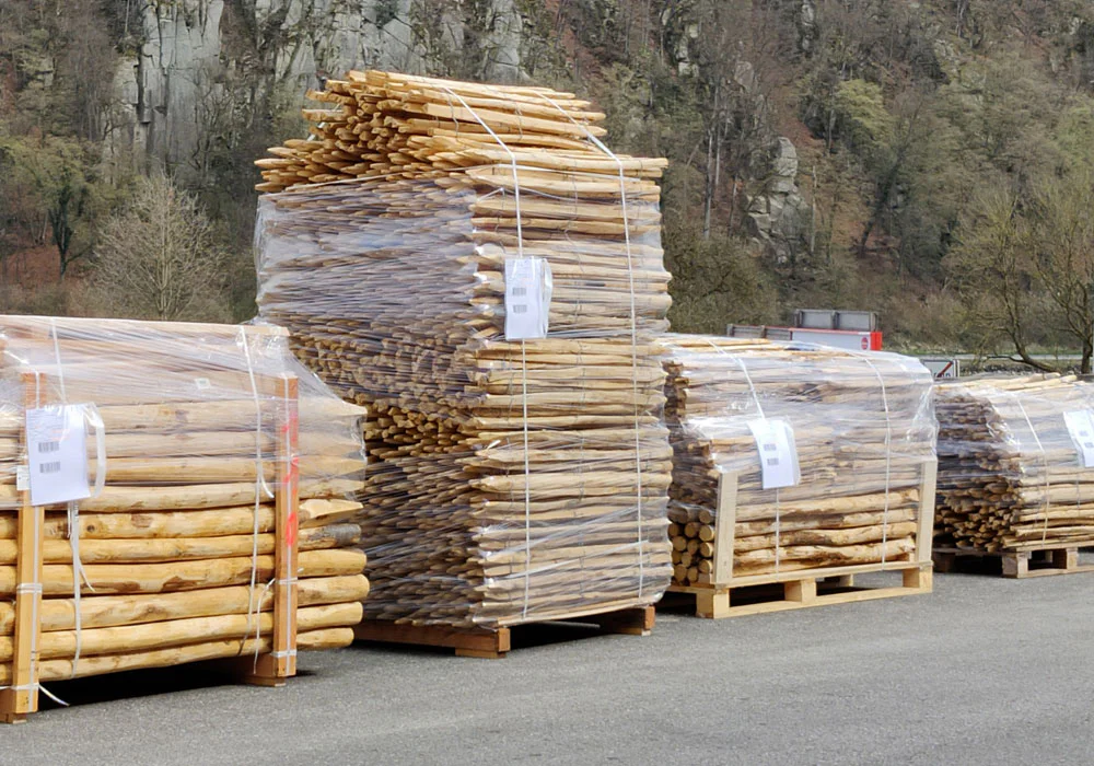 Staketenzäune auf Paletten verpackt
