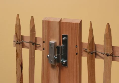 Verstellbares Band bei Holztür