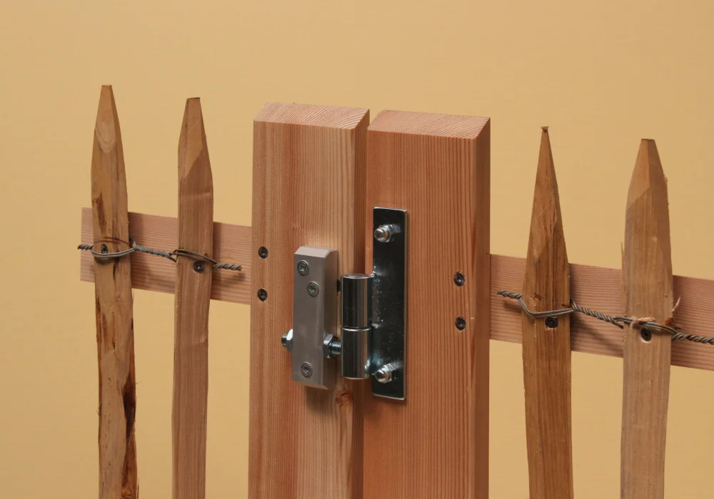 Verstellbares Band bei Holztür