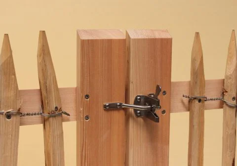 Doppeltor aus Lärchenholz mit Bodenverriegelung