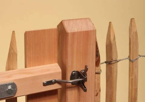 Detailansicht Torverschluss bei Holztor