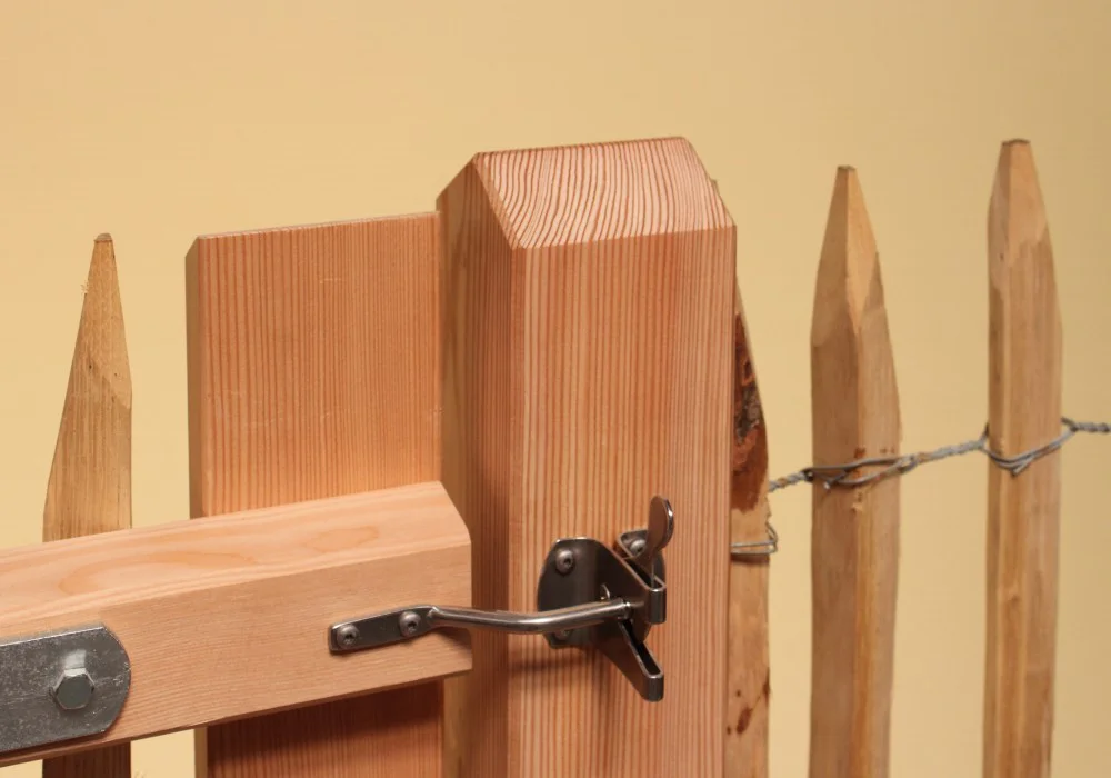 Detailansicht Torverschluss bei Holztor