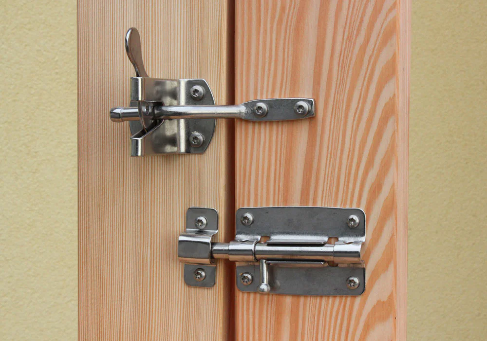 Klappriegel und Schubriegel bei Holztüren