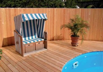 Terrassenboden als Poolumrandung