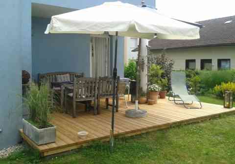 Gemütliche Sitzecke mit Boden aus Lärchenholz