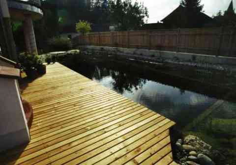 Lärchenholzboden als Poolumrandung