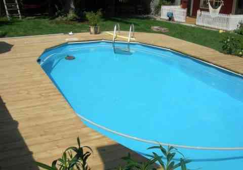 Lärchenboden als Poolumrandung