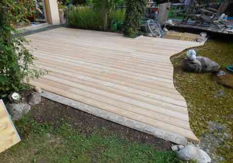 Terrassenboden im Anschluss an Biotop