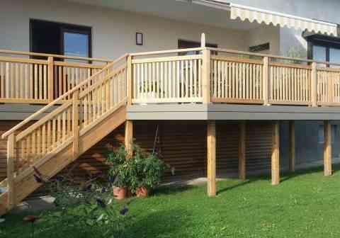 Vergrößerung einer Terrasse mit Holzgeländer
