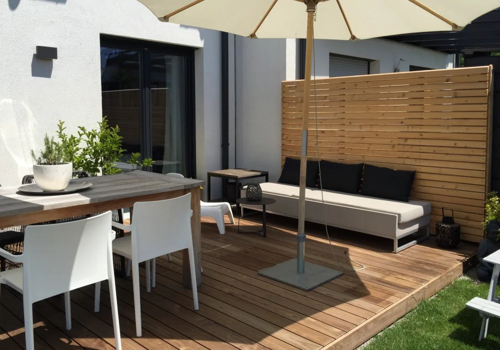 Terrassenboden und Sichtschutz aus einer Hand