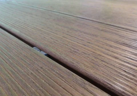 Thermo-Esche mit unsichtbarer Befestigung