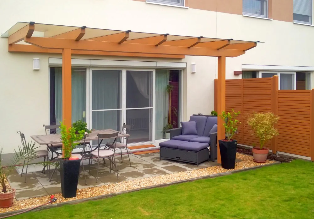 Formschöne Überdachung mit Holzunterkonstruktion