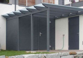 Überdachung in Kombination mit Geräteabteil