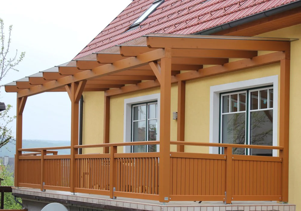 Überdachung mit Geländer kombiniert