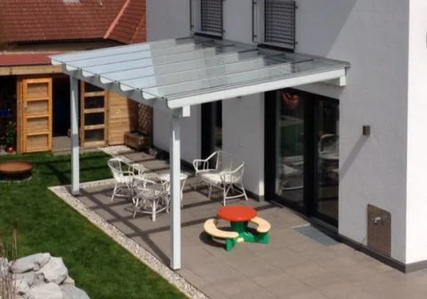 Glas lässt viel Licht in den dahinter liegenden Wohnraum