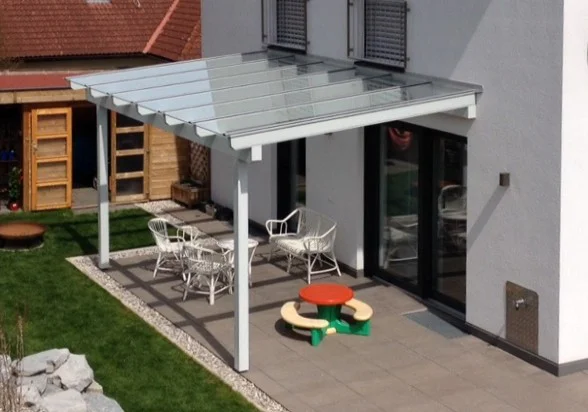 Glas lässt viel Licht in den dahinter liegenden Wohnraum