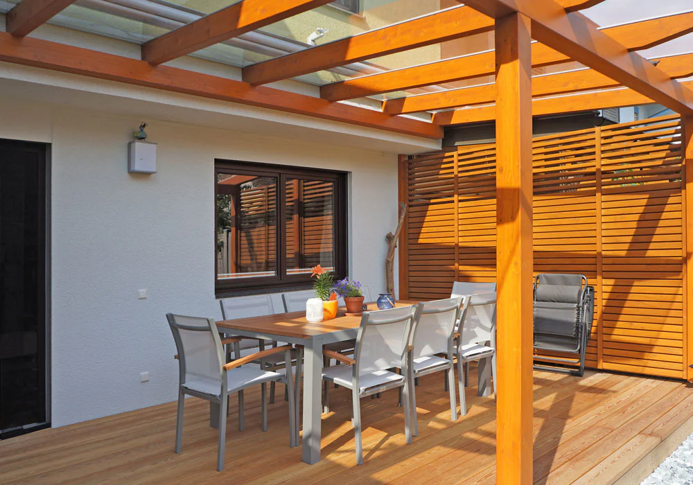 Überdachung mit seitlichem Sichtschutz - Lasur