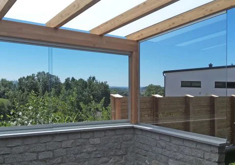 Überdachte Terrasse mit Schiebeverglasung
